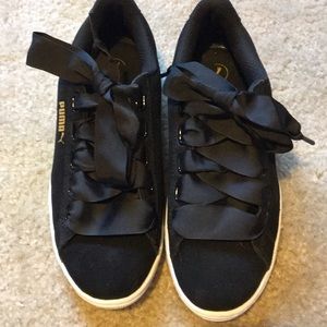 Black Ribbon laced Puma tennies